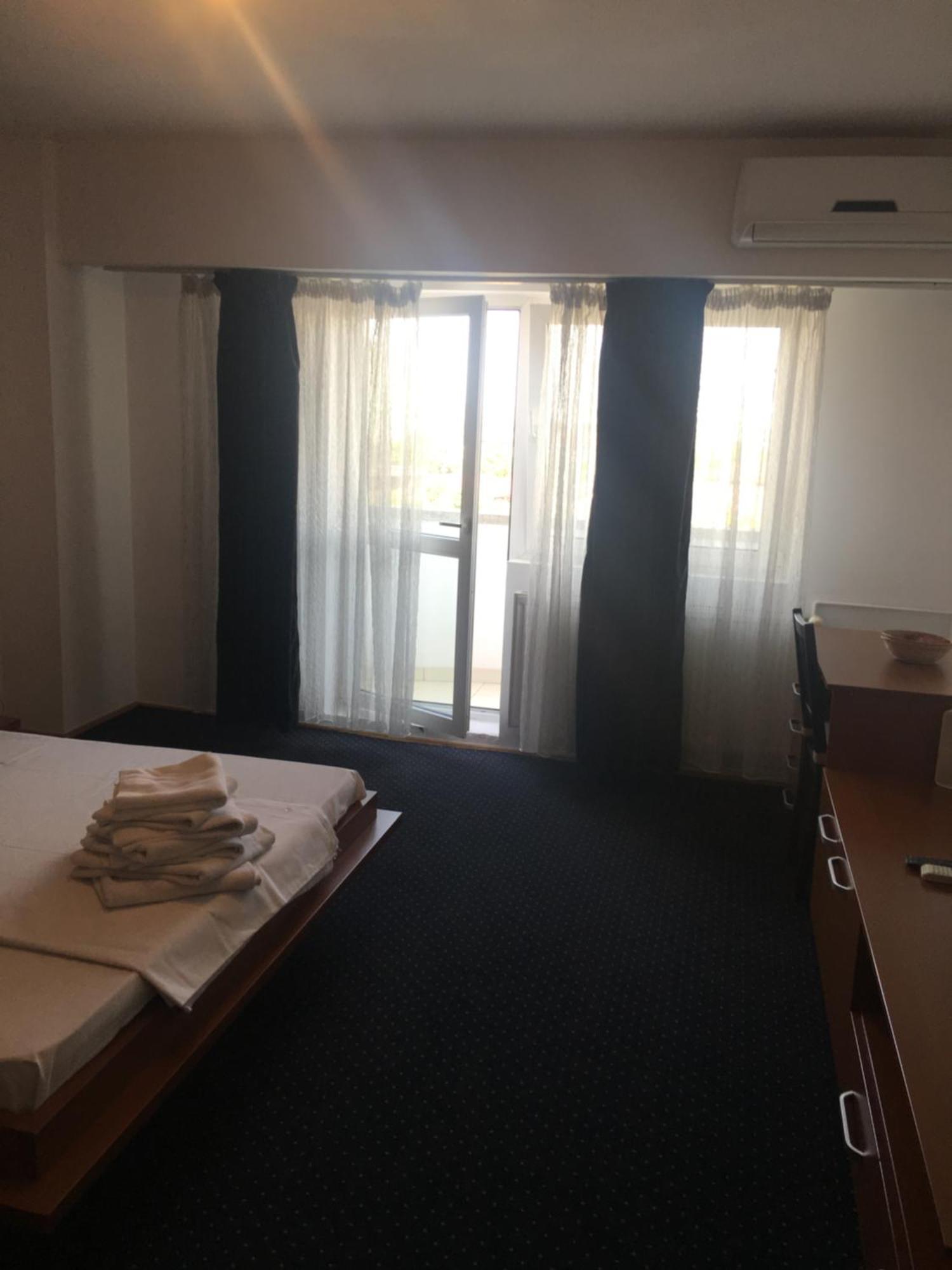 Alba Iulia Square - Apartments And Studios Бухарест Экстерьер фото